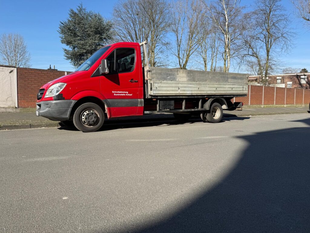 Schrottabholung Wuppertal Schrottabholung Wuppertal bietet Ihnen eine schnelle, zuverlässige und umweltfreundliche Lösung, um Altmetall, Elektroschrott oder Kfz-Teile fachgerecht zu entsorgen. Kontaktieren Sie uns noch heute unter 📞01522-422-4277, und wir kümmern uns um den Rest!