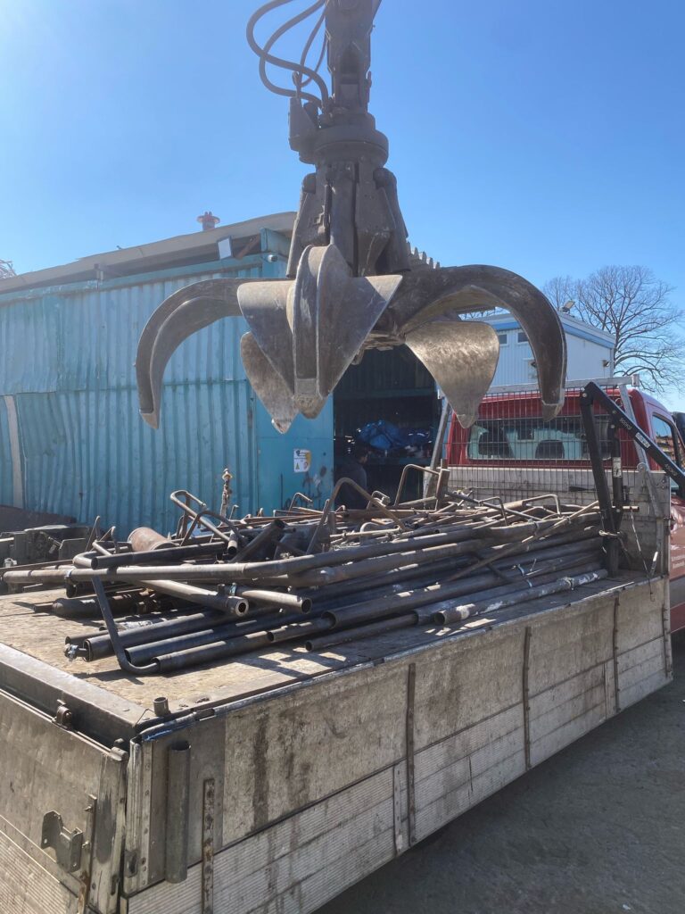 Schrottabholung Wuppertal bietet Ihnen eine schnelle, zuverlässige und umweltfreundliche Lösung, um Altmetall, Elektroschrott oder Kfz-Teile fachgerecht zu entsorgen. Kontaktieren Sie uns noch heute unter 📞01522-422-4277, und wir kümmern uns um den Rest!